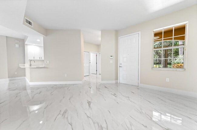 Building Photo - 12510 Crystal Pointe Dr