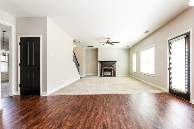 Building Photo - Great 5 Bed Home!!