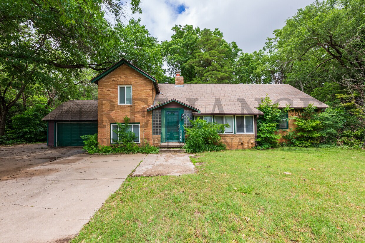 Primary Photo - 9306 W Maple St