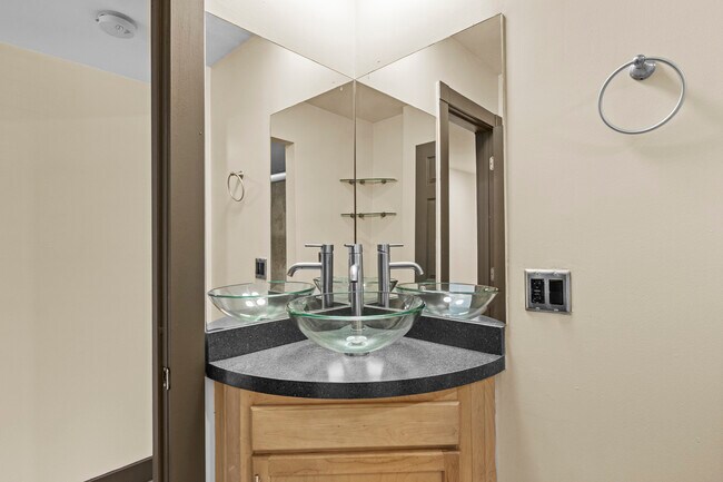 Hundir - Crescent at Shadeland Apartments