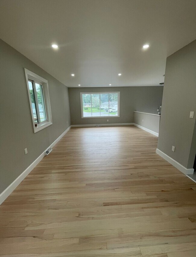 Building Photo - Beautiful 4 Bedroom 3 Bathroom Home for Re...