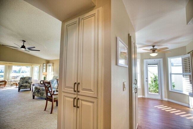 Foto del edificio - 831 Harrington Lake Ln