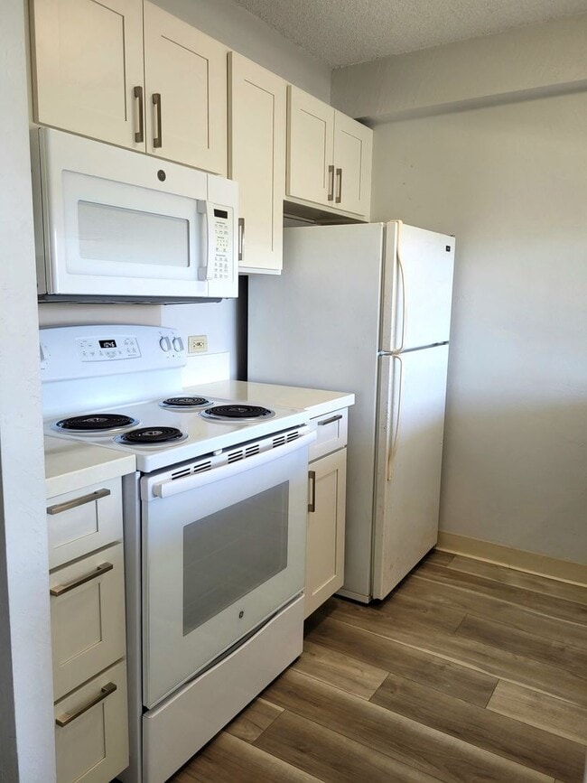 Building Photo - AVAILABLE | One Bedroom, One Bathroom | Lo...