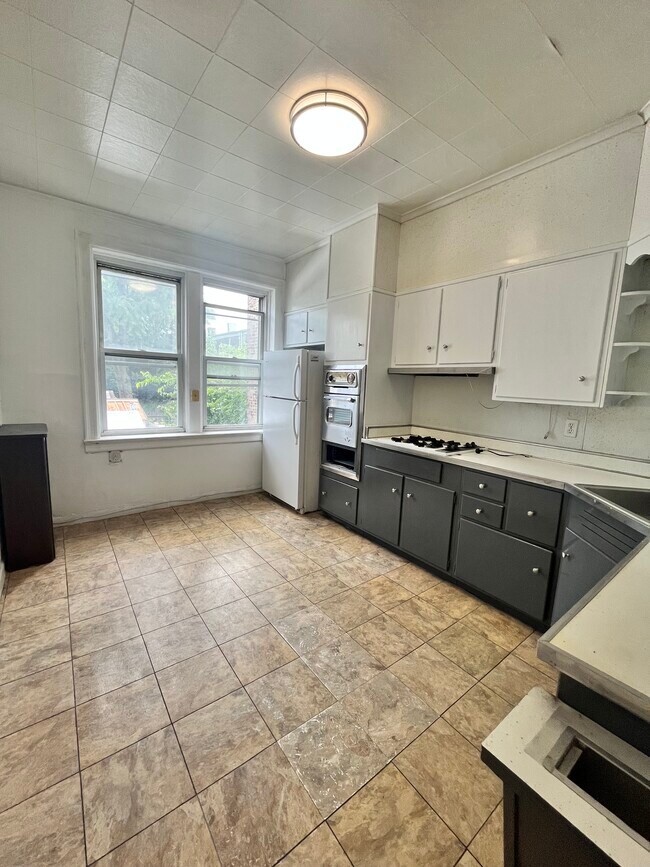 Building Photo - 124 Mallory Ave