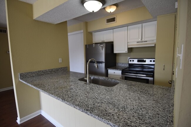 Building Photo - 6747 Quail Hollow Ct