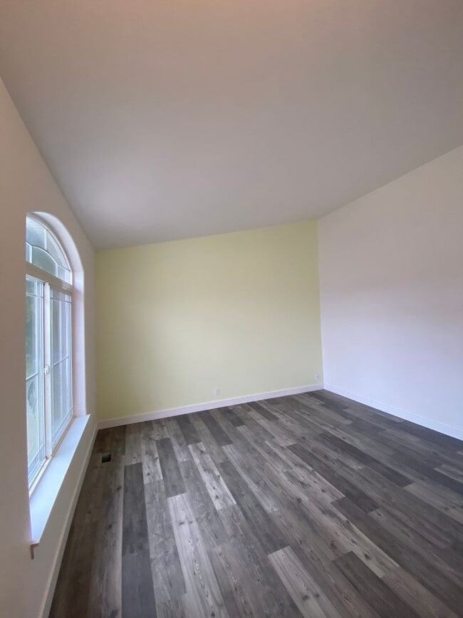 Building Photo - Sunshine Meadows Home (P#408)