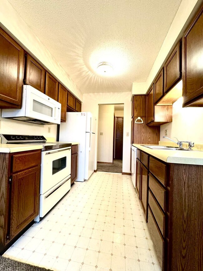Building Photo - Cliffwood Apartments III