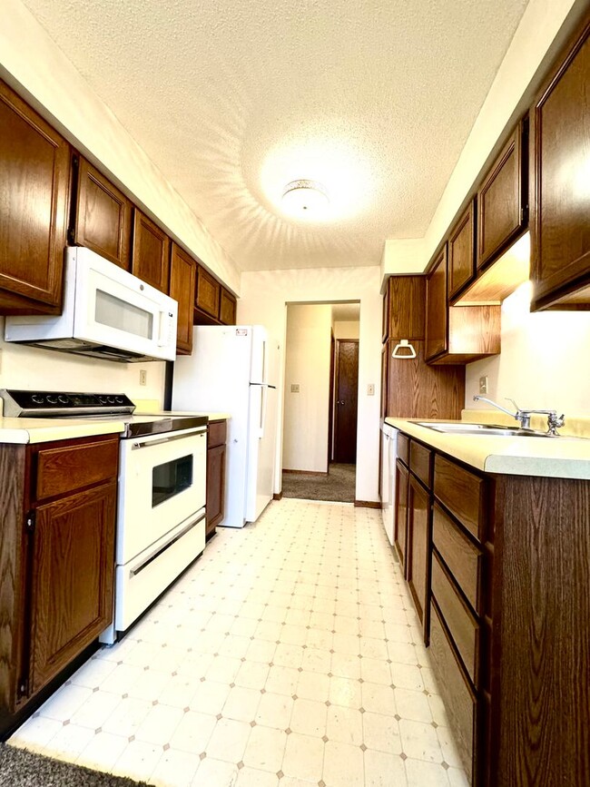 Building Photo - Cliffwood Apartments III