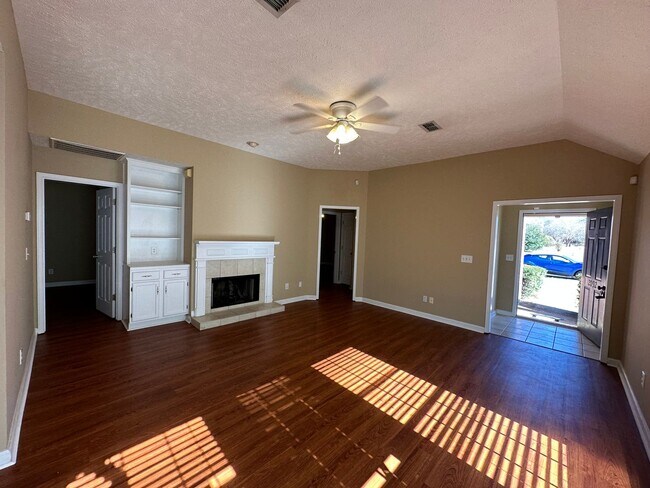 Building Photo - Cute Patio Home