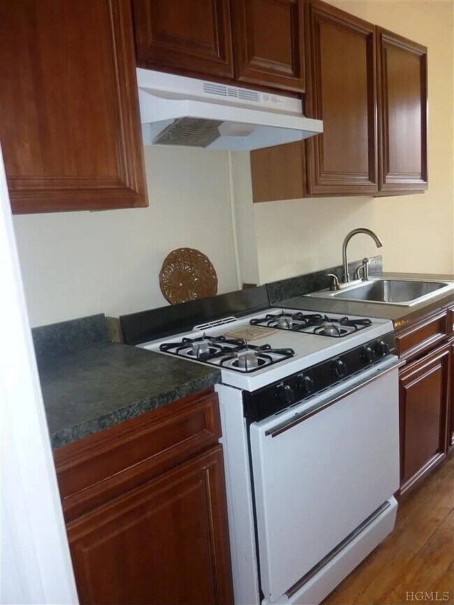 Foto del edificio - 100 Pelham Rd