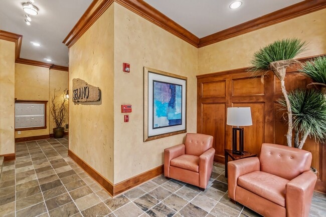 Building Photo - Uptown 2 bedroom 1 bath with garage parkin...