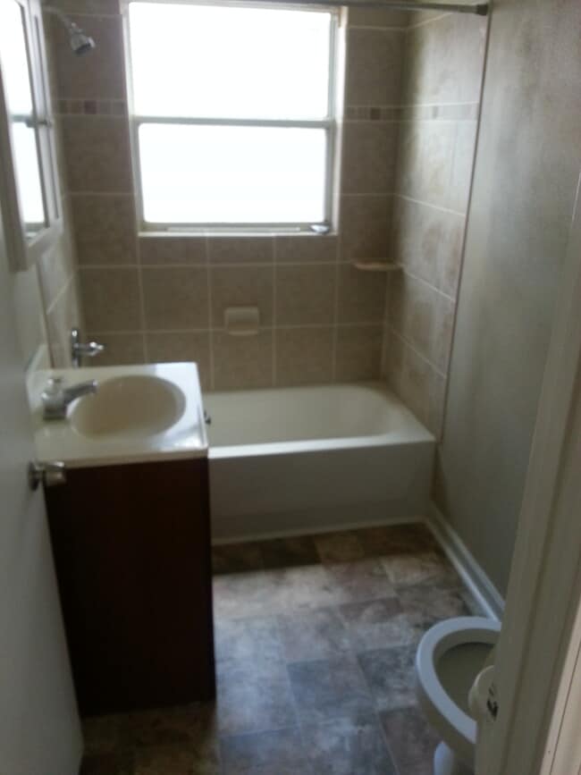 Building Photo - 1413