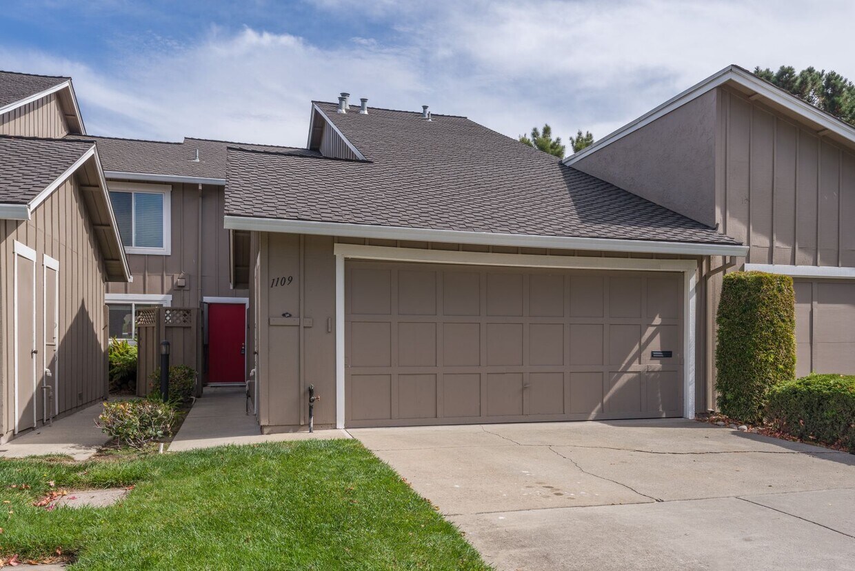 Primary Photo - Harborside Waterfront 4 Bed/2.5 Bath Townh...