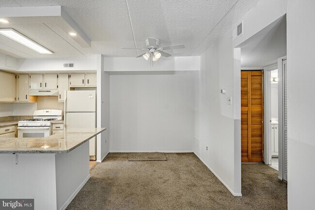 Foto del edificio - 6101 Hilltop Dr