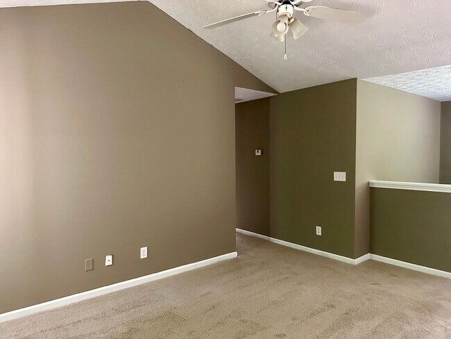 Foto del edificio - 4 bedrooms 2.5 baths split foyer home in C...