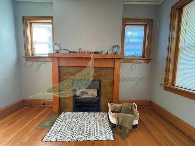 Building Photo - MIDTOWN!!! 1/2 MONTH OF FREE RENT!