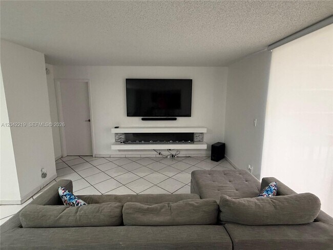 Building Photo - 2625 Collins Ave