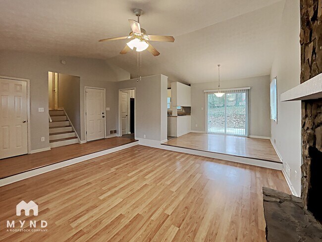 Foto del edificio - 737 Starcrest Ln NE