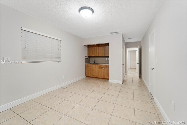 Building Photo - 484 E 13th St