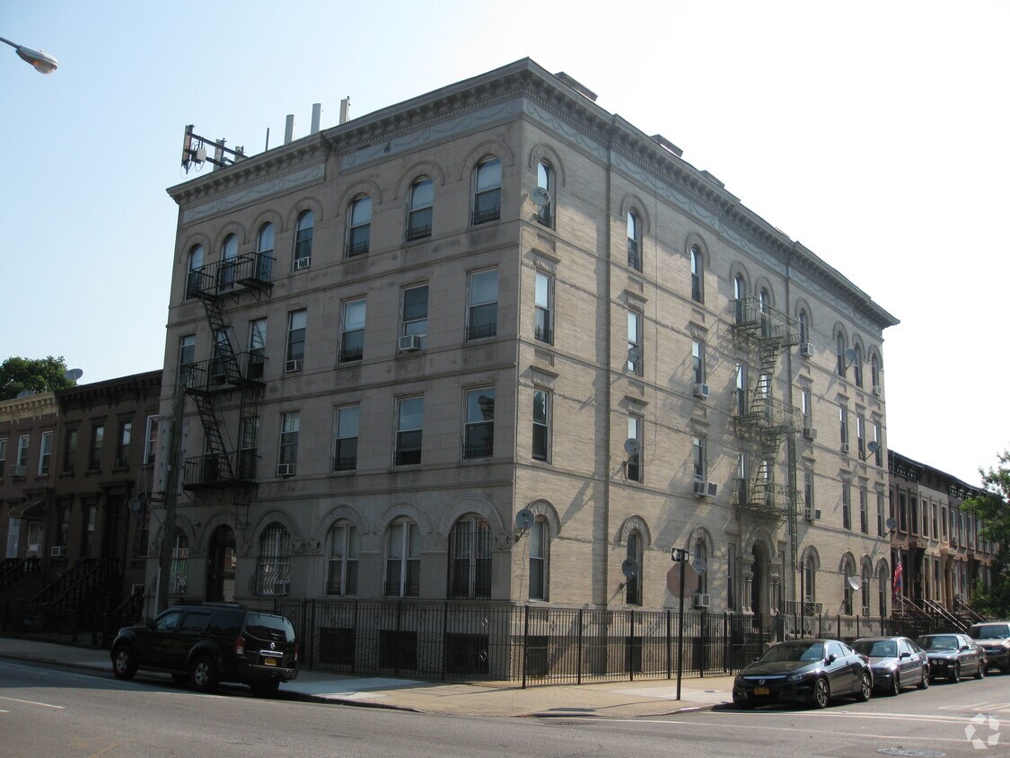 Building Photo - 255 Van Buren St
