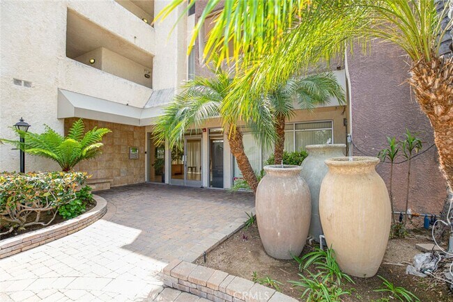 Foto del edificio - 5325 Newcastle Ave