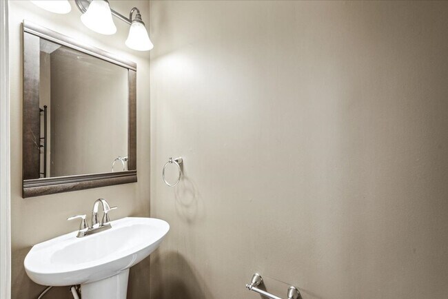 Foto del edificio - Charming 3-Level Townhome