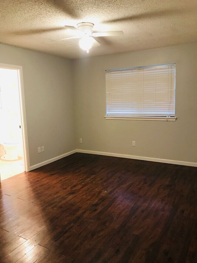 Foto del edificio - Available February 2026! Cozy and comfortable 3/2/2 brick home updated and in a quiet neighborhood.