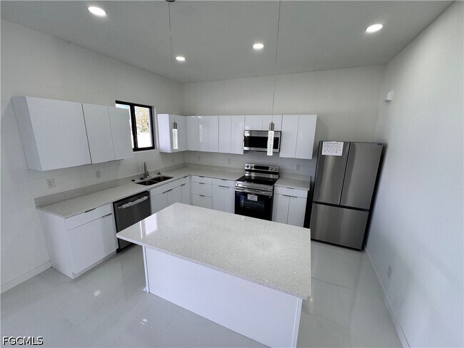 Foto del edificio - 2102 NW 25th Pl