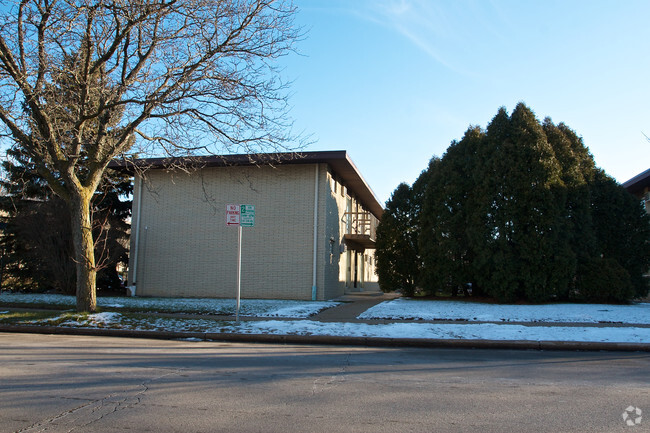 Building Photo - Delafield Courtyard