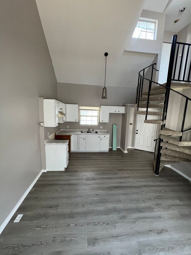 Building Photo - 2bed/2bath townhouse with covered parking!