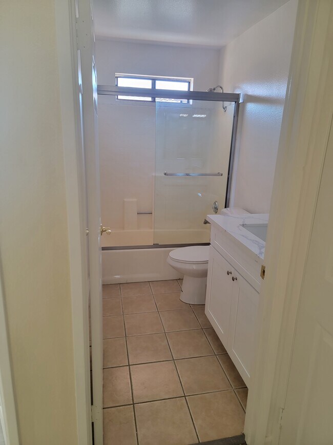 Foto del edificio - 3831 Bresee Ave