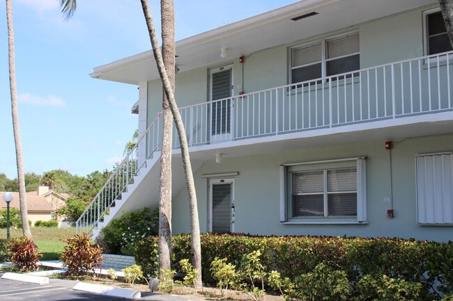 Building Photo - 2720 SW 22nd Ave