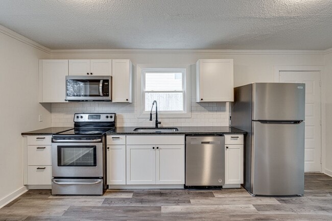 Building Photo - Newly renovated 3 bedroom, 1.5 bathroom fo...