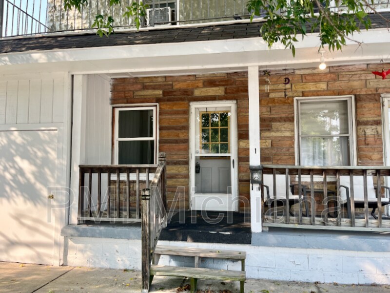 Primary Photo - 724 E Lawrence St