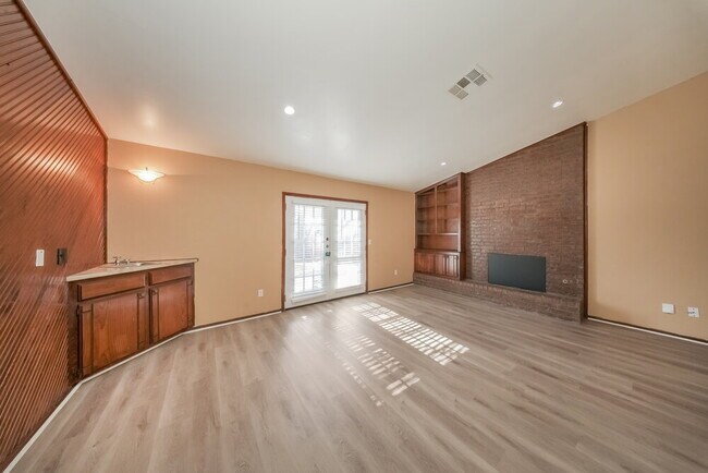 Building Photo - 808 Waterview Rd