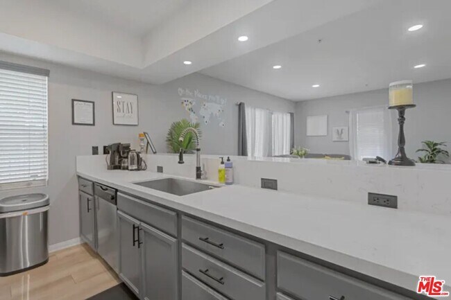 Foto del edificio - 12032 S Broadway