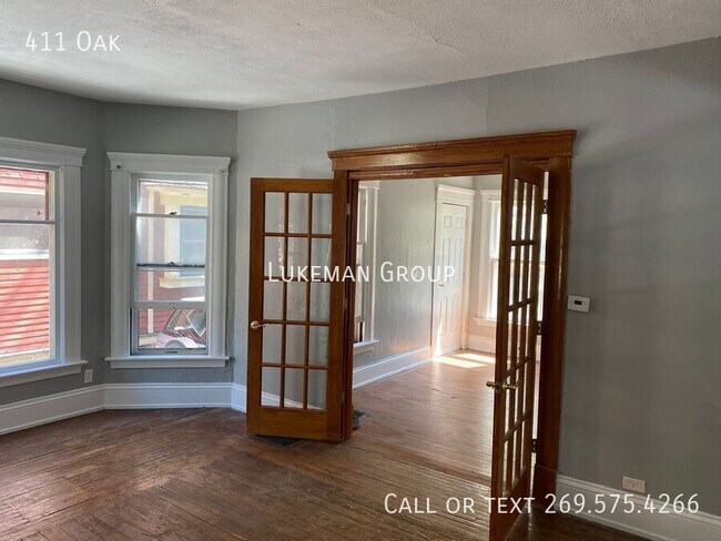 Building Photo - 411 Oak-