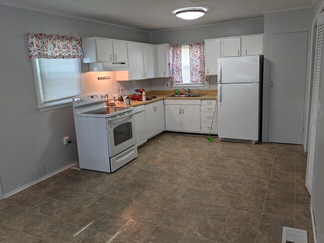 Kitchen - 111 E Southern Heights Ave