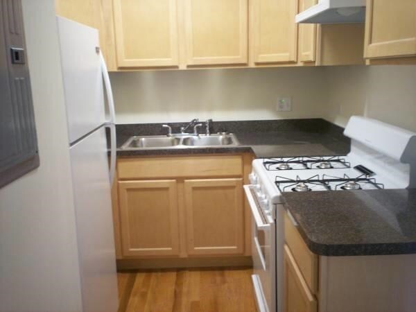 Kitchen - 7350 S Phillips Ave