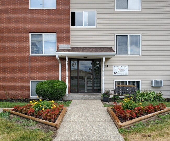 Pin Oak Manor Apartments Apartments at 121 Pin Oak Cir Mishawaka, IN