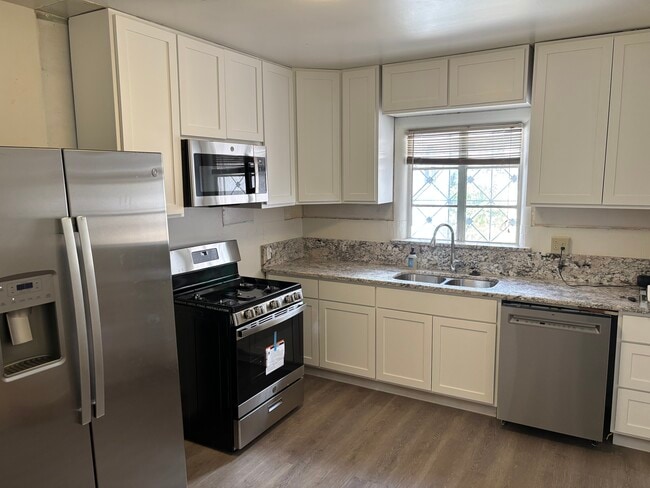 Building Photo - 1038 Buena Vista Dr SE