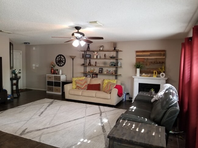 Foto del edificio - 8311 Border Ridge Dr