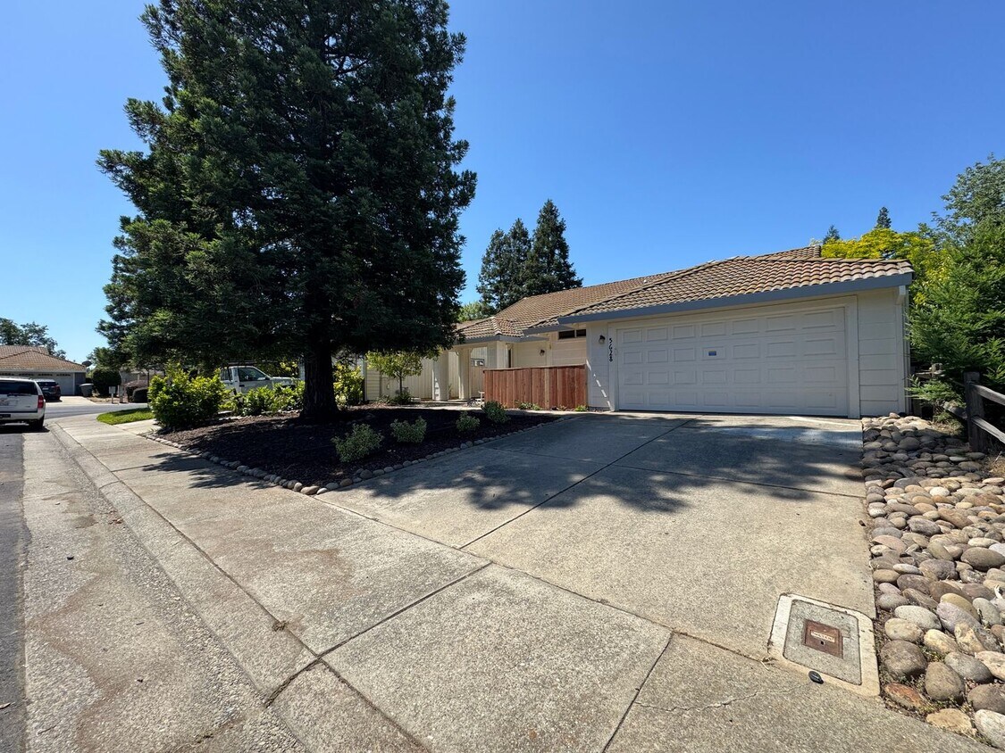 Building Photo - Beautiful upgraded Rocklin 3 Bedroom