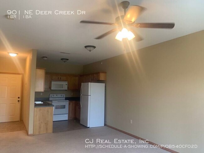 Building Photo - 901 NE Deer Creek Dr