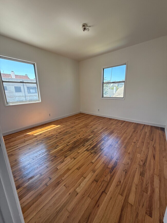 Building Photo - 927-929 Lincoln Blvd