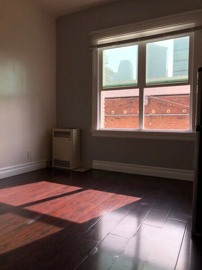 Foto del edificio - 704 Hartford Ave