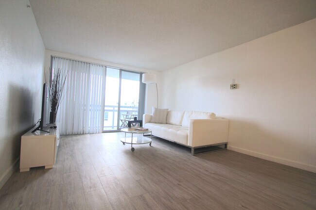 Building Photo - Spacious one bedroom unit at the Flamingo South Beach Resort!