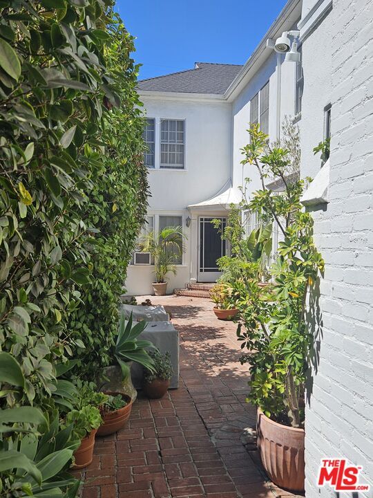 Building Photo - 441 1/2 S Palm Dr