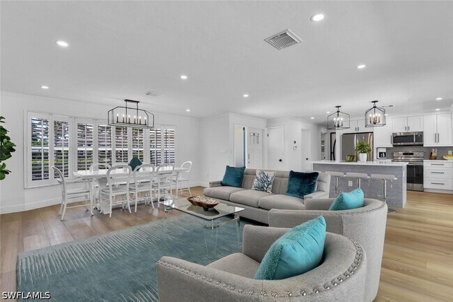Building Photo - 740 Park Shore Dr