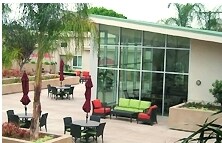 Fotografía del edificio - Hollydale Plaza Apartments